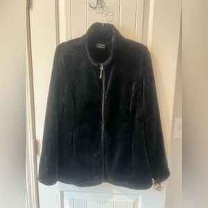 Velvet feel 100% polyester‎ zip up jacket. Size XL